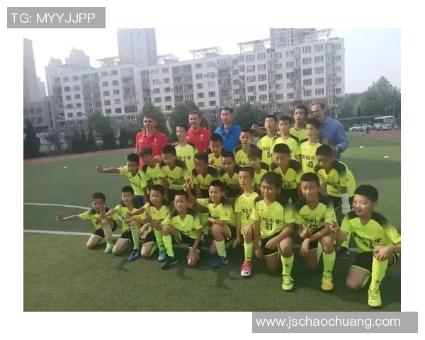 男足球明星意外曝光私密照片引发热议网友热情讨论其职业生涯与个人生活